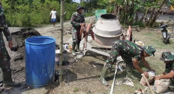 Satgas TMMD Kodim Bojonegoro Bantu Warga Siapkan Cor Perbaiki Saluran